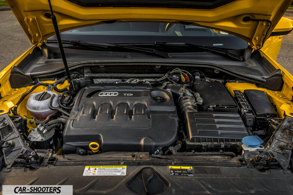 Audi Q2 – engine bay, open hood with engine