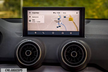 Audi Q2 – dashboard, infotainment screen displaying maps