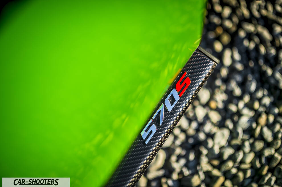 Mclaren 570S – detail, carbon fiber badge close-up