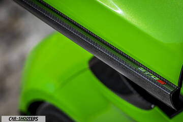 Mclaren 570S – detail, carbon fiber side skirt close-up