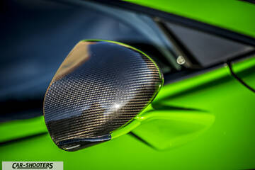Mclaren 570S – detail, carbon fiber mirror cap close-up