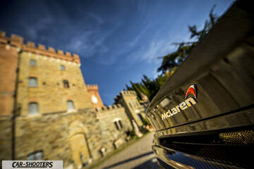 Mclaren 570S – detail, badge close-up against a castle