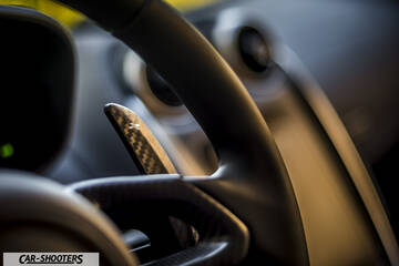 Mclaren 570S – interior, carbon fiber paddle shifter