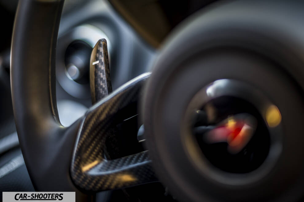 Mclaren 570S – interior, carbon fiber paddle shifter