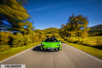 Mclaren 570S – front three-quarter, green on a country road