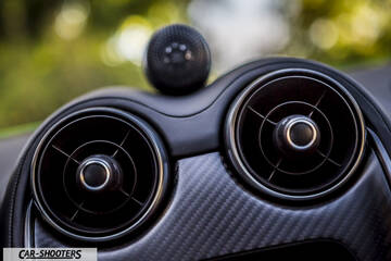 Mclaren 570S – dashboard, circular air vents and carbon fiber trim
