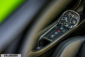 Mclaren 570S – interior, carbon fiber center console