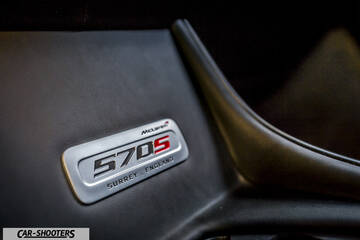 Mclaren 570S – detail, interior badge close-up