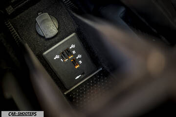 Mclaren 570S – detail, usb ports and power outlet