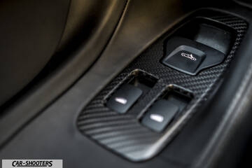 Mclaren 570S – detail, carbon fiber window switches