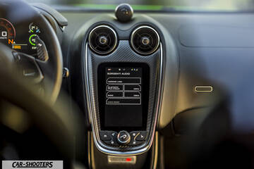 Mclaren 570S – dashboard, center console touchscreen display