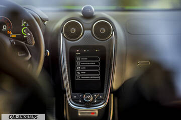 Mclaren 570S – dashboard, digital instrument cluster and center console