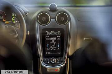 Mclaren 570S – dashboard, vertical touchscreen center console