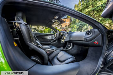 Mclaren 570S – interior, leather front seats