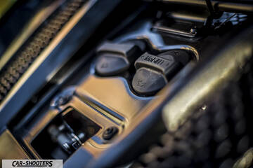 Mclaren 570S – engine bay, fluid cap close-up