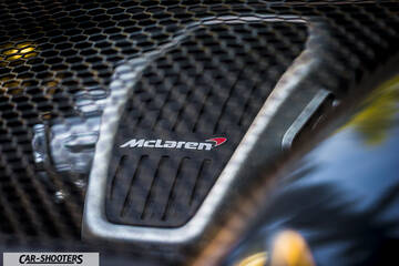 Mclaren 570S – engine bay, carbon fiber engine cover