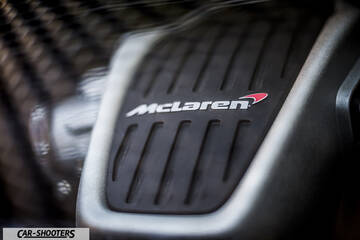 Mclaren 570S – engine bay, mclaren engine badge close-up