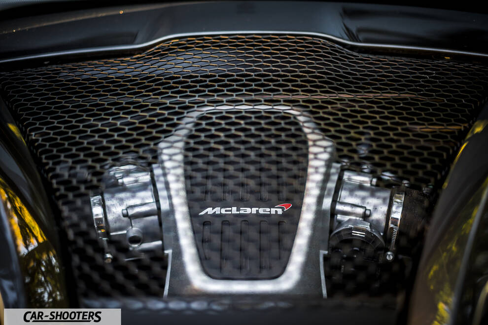 Mclaren 570S – engine bay, carbon fiber engine cover