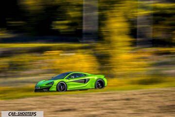 Mclaren 570S – side profile, green in motion with motion blur