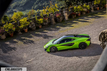 Mclaren 570S – side profile, green on a gravel courtyard