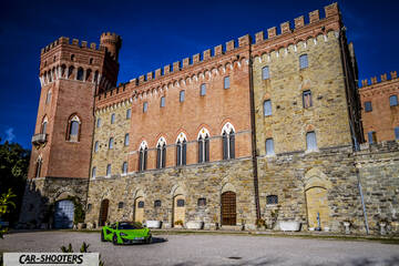 Mclaren 570S – front three-quarter, green in front of a castle