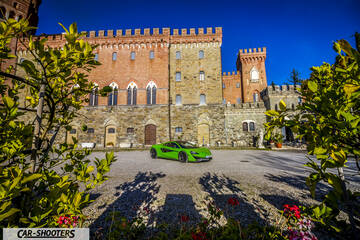 Mclaren 570S – side profile, green in front of a castle