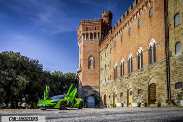 Mclaren 570S – front three-quarter, green parked against a castle backdrop