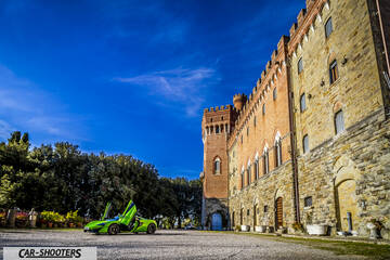 Mclaren 570S – side profile, green in front of a castle