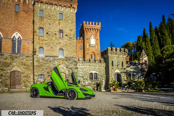 Mclaren 570S – side profile, green in front of a castle