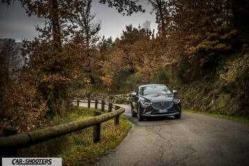 Mazda CX 3 – front three-quarter, dark grey on a country road