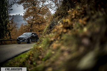Mazda CX 3 – front three-quarter, dark grey on a country road