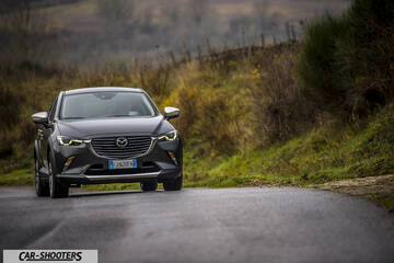 Mazda CX 3 – front three-quarter, dark grey on a country road