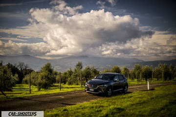 Mazda CX 3 – front three-quarter, dark grey on a country road