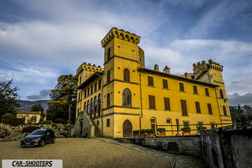 Mazda CX 3 – front three-quarter, black parked in front of a castle