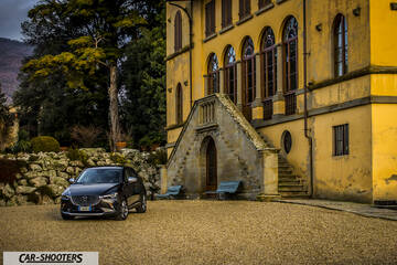 Mazda CX 3 – front three-quarter, dark grey in front of a yellow building