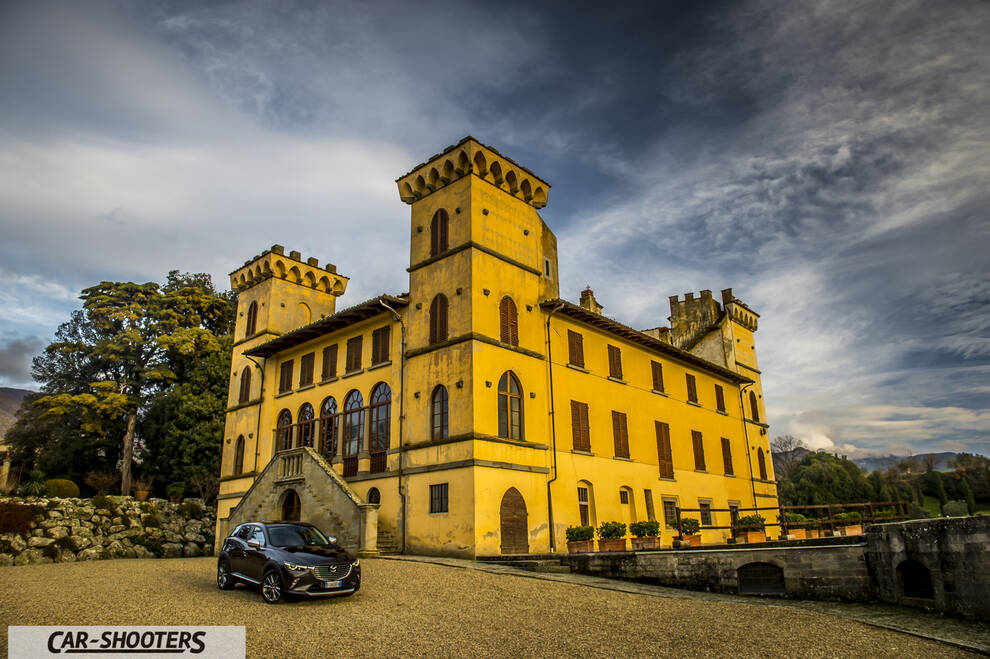 Mazda CX 3 – front three-quarter, dark grey in front of a castle