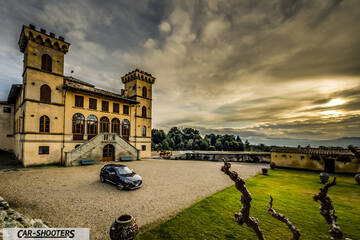 Mazda CX 3 – front three-quarter, dark grey in front of an old castle