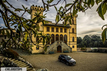 Mazda CX 3 – front three-quarter, dark grey in front of a castle