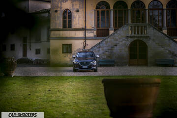 Mazda CX 3 – front three-quarter, dark grey in front of an old villa