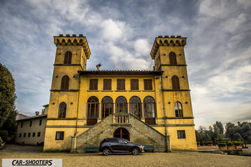 Mazda CX 3 – side profile, dark grey in front of a yellow historic building