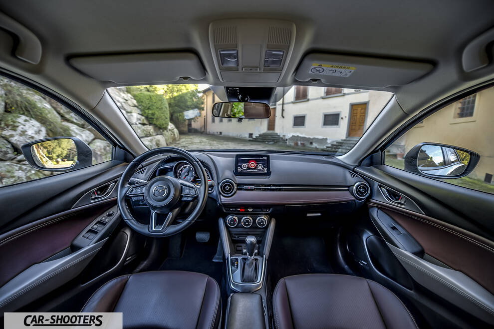 Mazda CX 3 – dashboard, brown leather front seats
