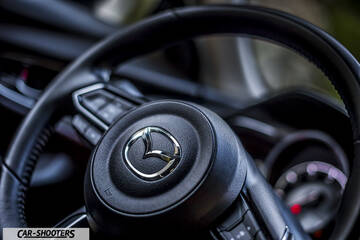 Mazda CX 3 – dashboard, leather steering wheel close-up