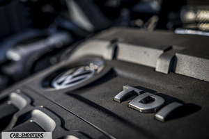 Volkswagen Tiguan – engine bay, close-up of engine cover
