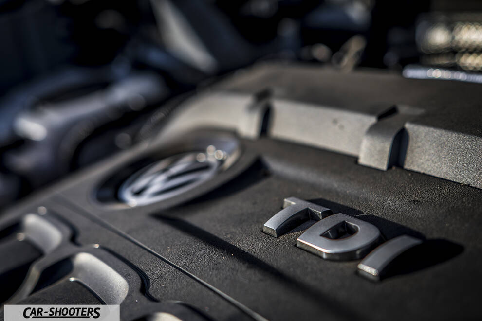 Volkswagen Tiguan – engine bay, close-up of engine cover