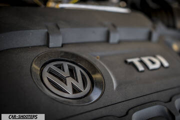 Volkswagen Tiguan – engine bay, engine cover with logo