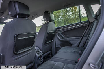 Volkswagen Tiguan – interior, fabric rear seats with tray tables