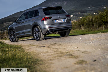 Volkswagen Tiguan – rear three-quarter, silver on a country road