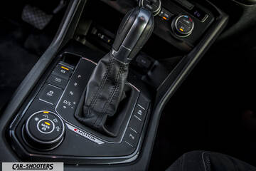 Volkswagen Tiguan – interior, gear shifter and center console