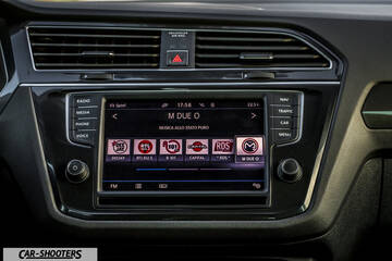 Volkswagen Tiguan – dashboard, infotainment touchscreen display