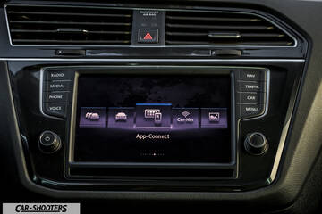 Volkswagen Tiguan – dashboard, touchscreen infotainment system